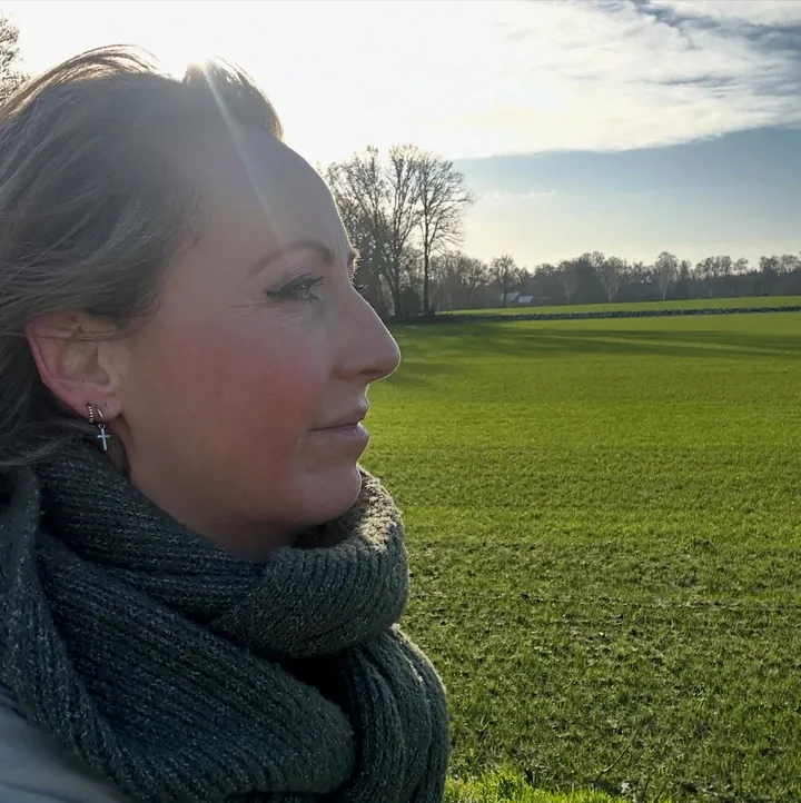 Marlinde kijkt buiten over een weiland